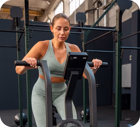 Frau trainiert auf einem Air Bike im CrossFit Baden