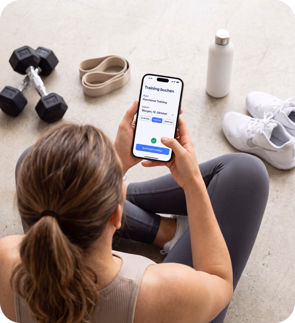 CrossFit-Mitglied bucht ein Training über das Smartphone