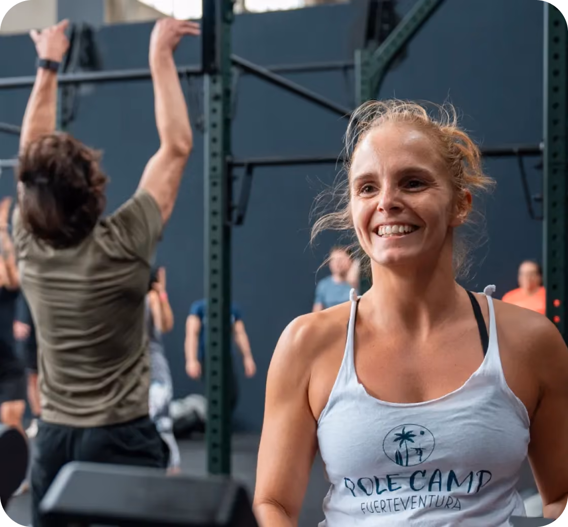 Lächelnde Frau während eines CrossFit-Gruppentrainings