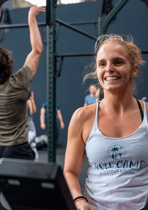 Lächelnde Frau während eines CrossFit-Gruppentrainings