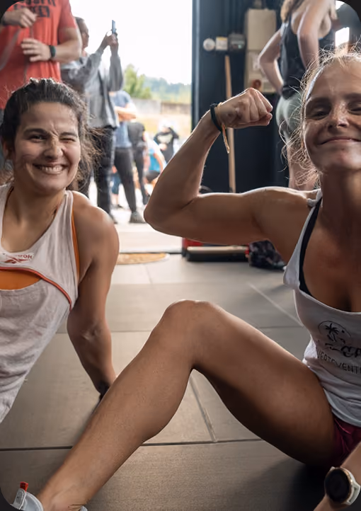 Zwei Frauen entspannen gemeinsam nach dem Training