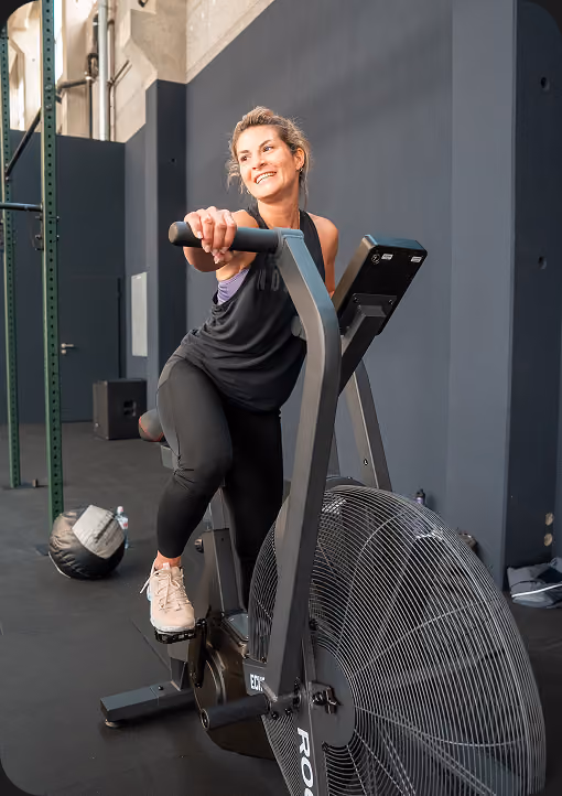 Frau trainiert auf einem Air Bike im CrossFit Baden