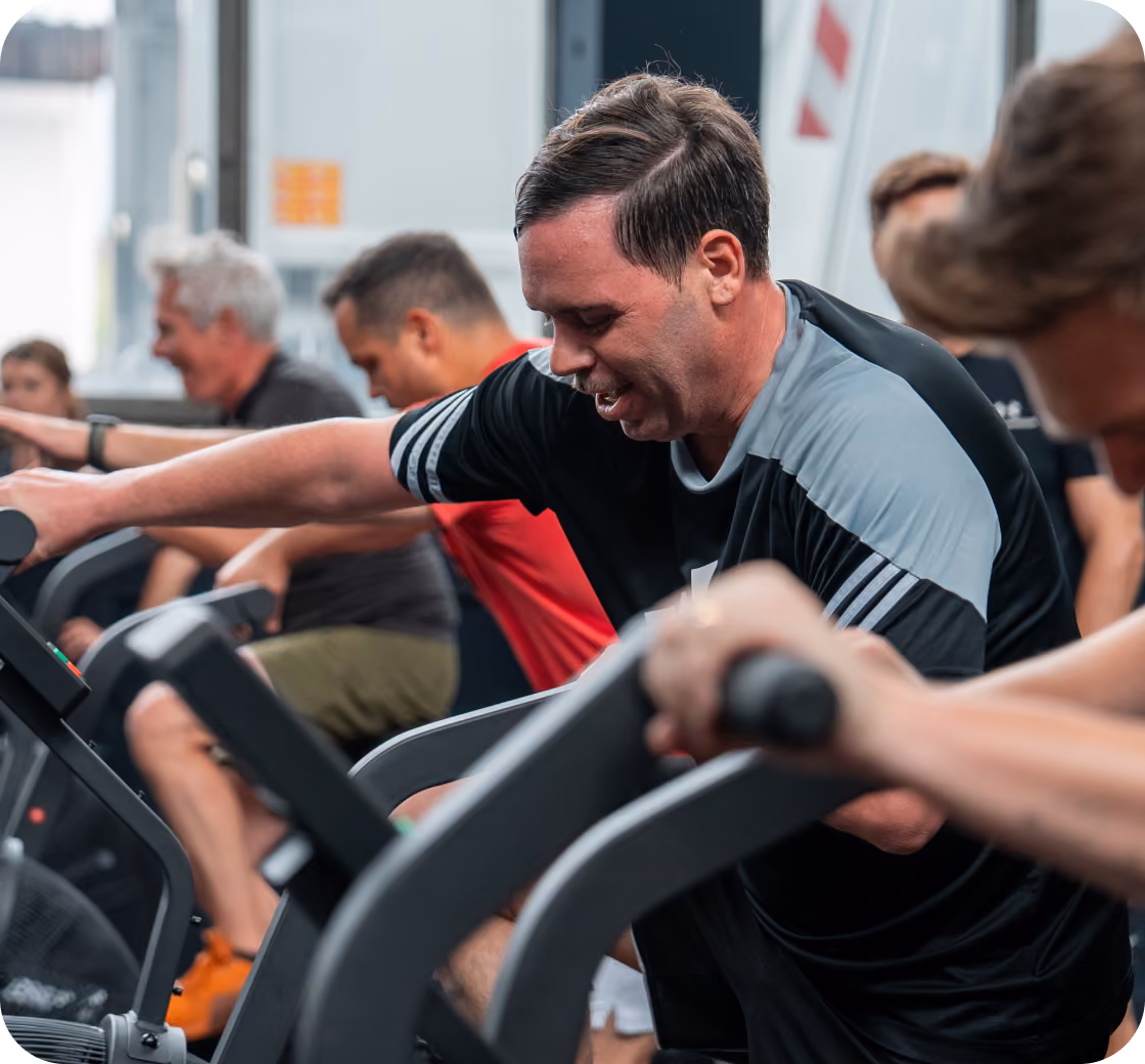 Mann beim intensiven Training auf dem Air Bike im CrossFit Baden
