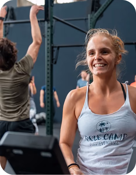 Lächelnde Frau beim Krafttraining im CrossFit Baden