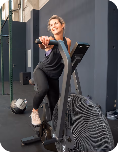 Frau trainiert auf einem Air Bike im CrossFit Baden