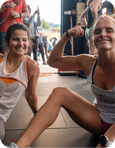 Zwei Frauen entspannen gemeinsam nach dem Training