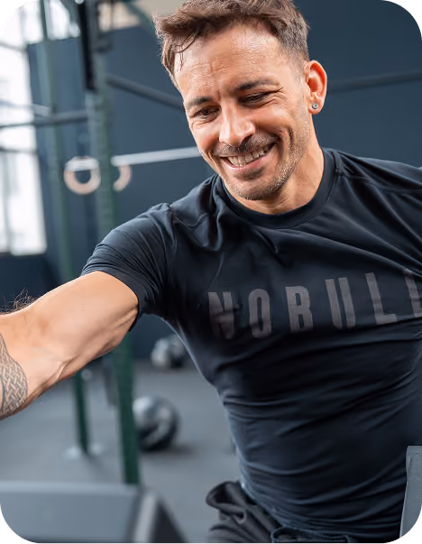 Mann beim Krafttraining im CrossFit Baden