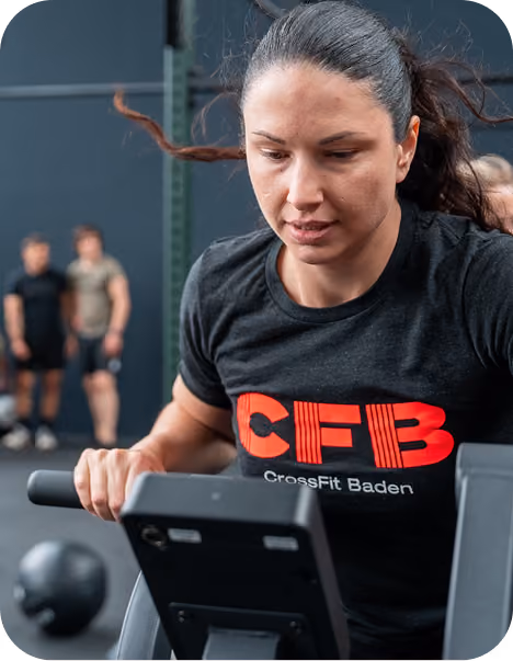 Frau beim Kettlebell-Training im CrossFit Baden
