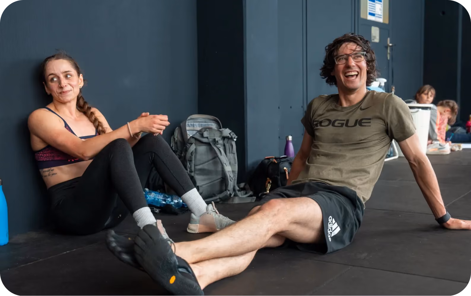 Zwei Frauen entspannen gemeinsam nach dem Training