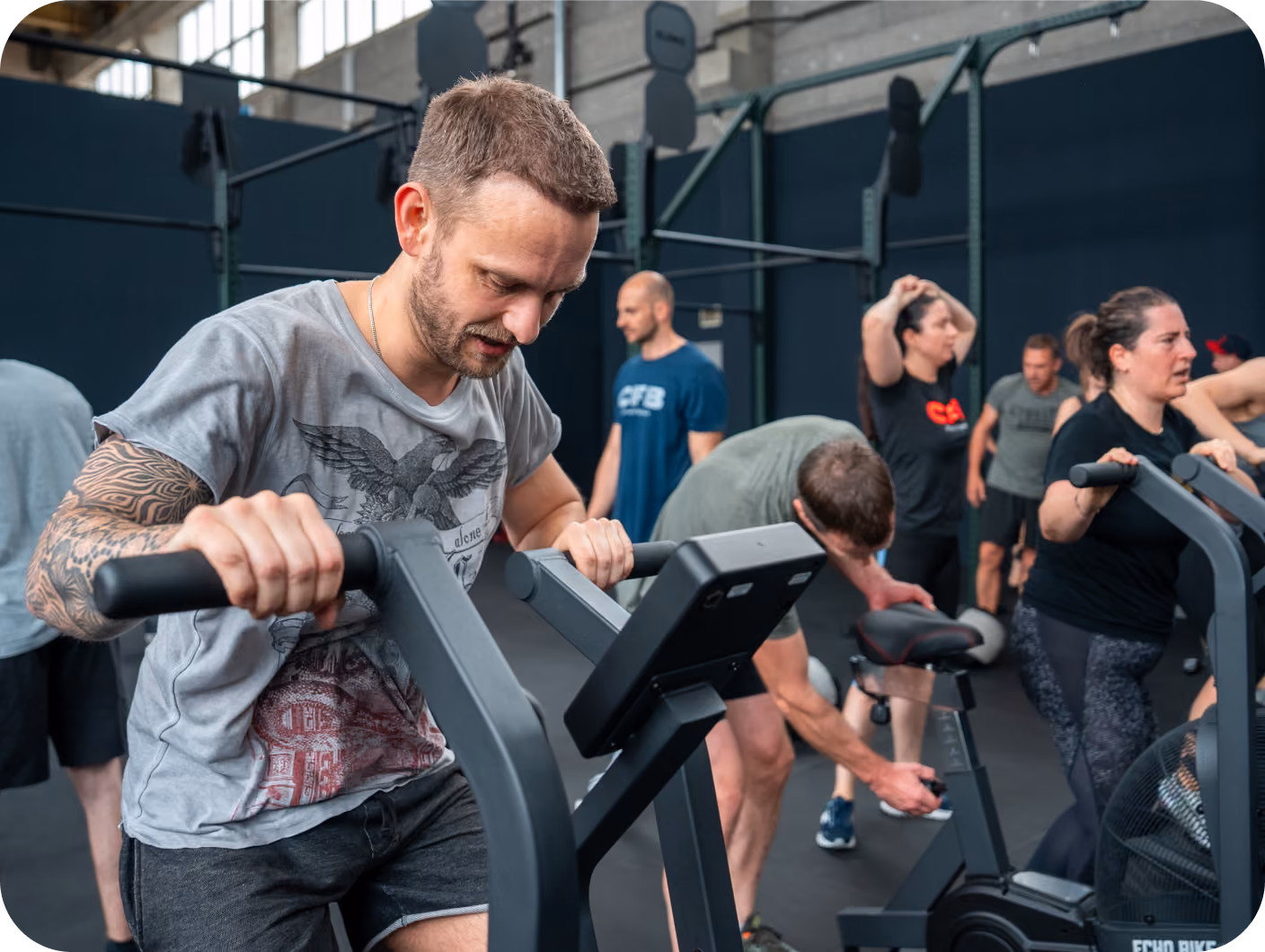 Coach begleitet eine Gruppe während des Trainings