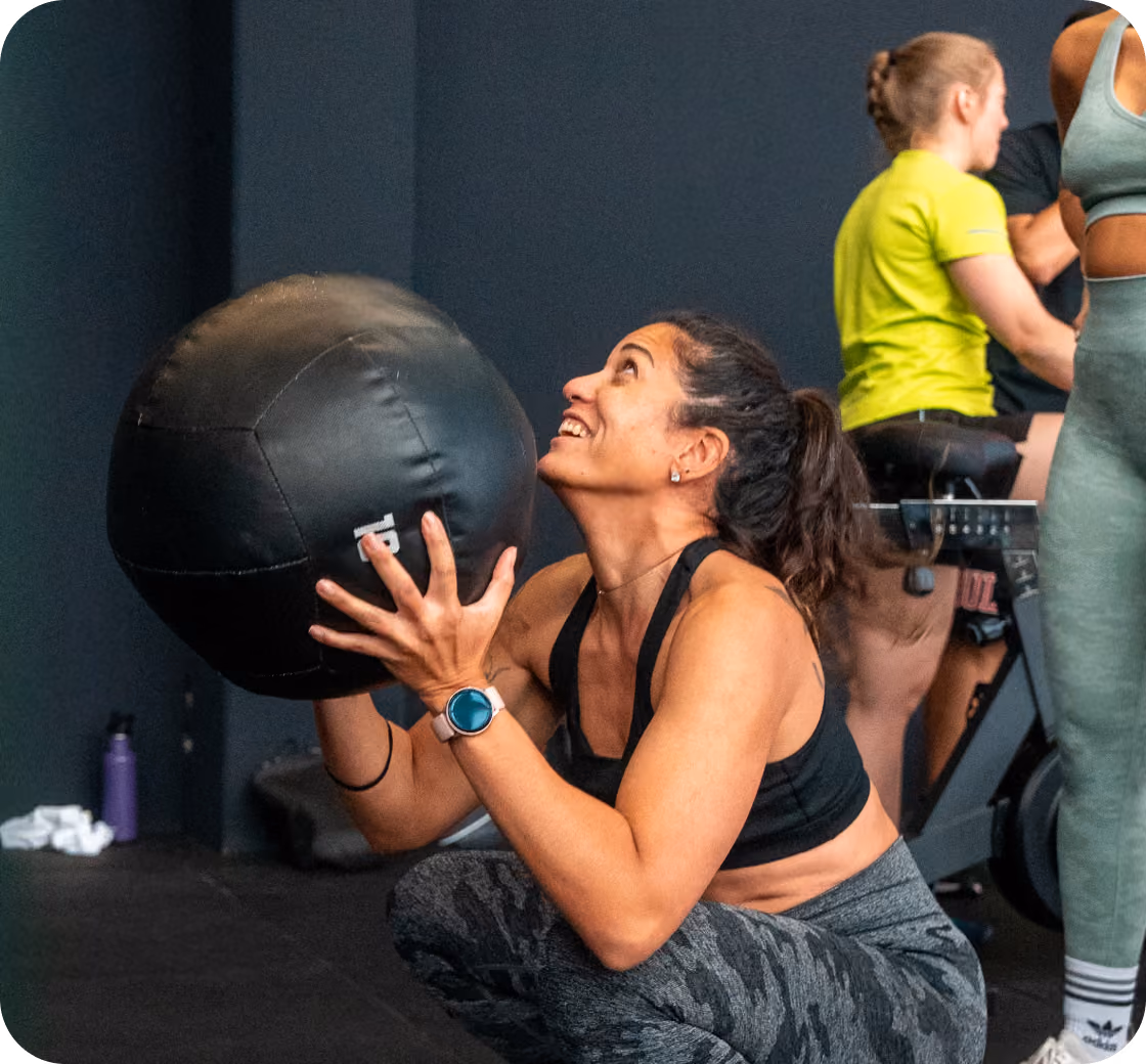 Frau beim Wall-Ball-Training im CrossFit Baden