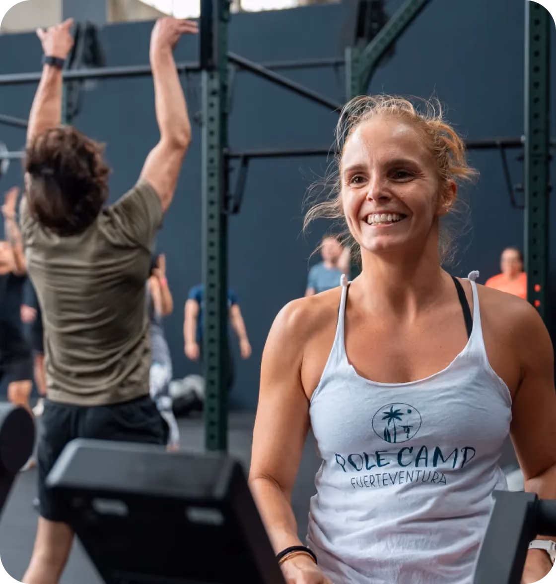 Lächelnde Frau während eines CrossFit-Gruppentrainings