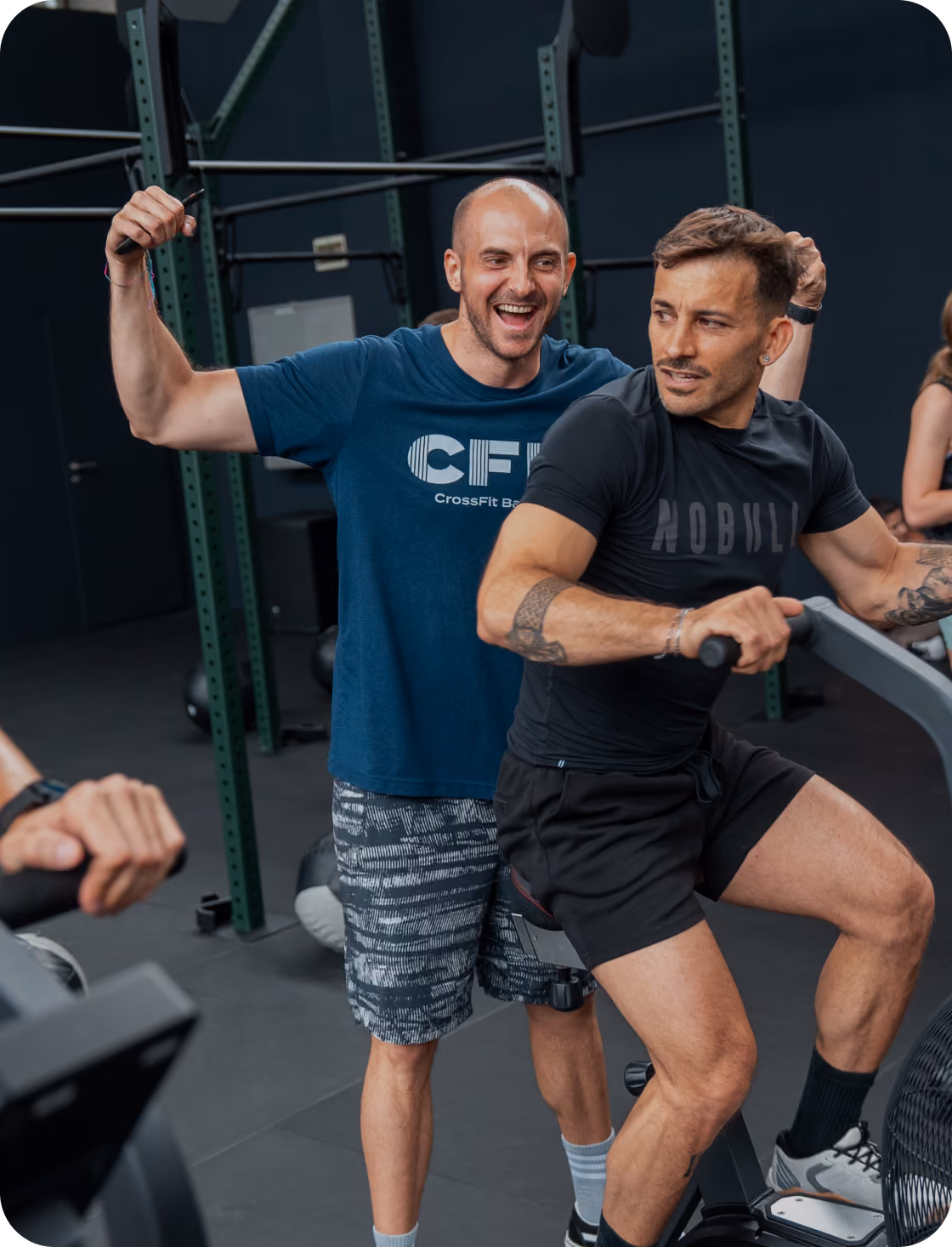 Coach betreut einen Athleten beim Krafttraining