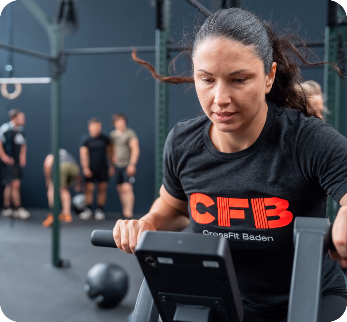 Frau beim Training auf dem Rudergerät