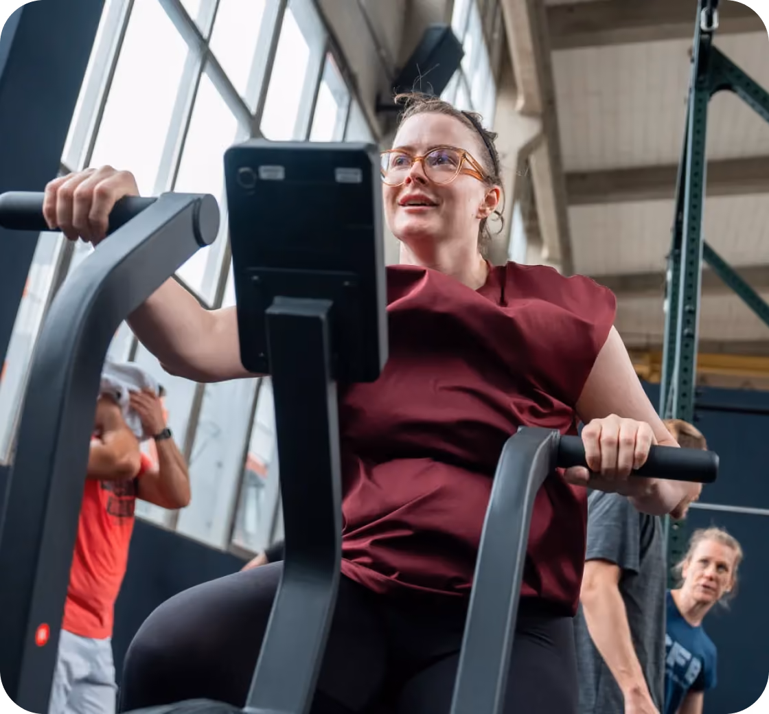 Frau trainiert auf einem Air Bike im CrossFit Baden