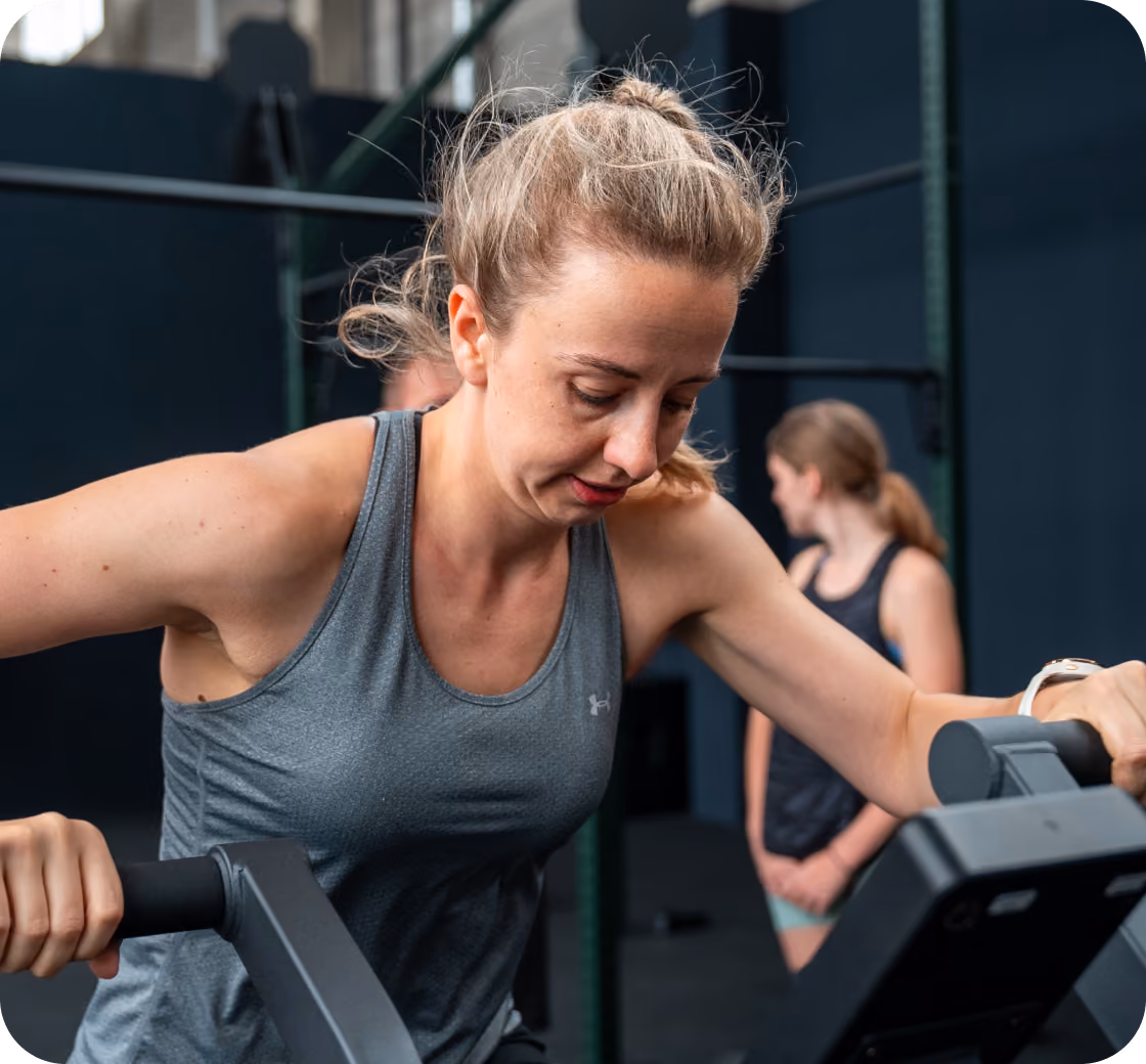 Frau beim intensiven Krafttraining