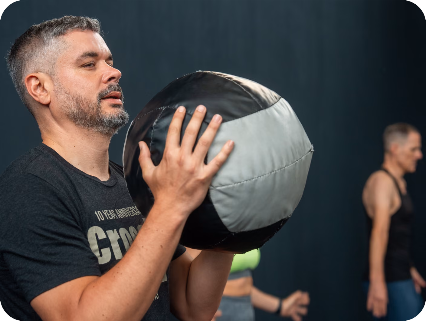 Mann beim Training mit einem Medizinball