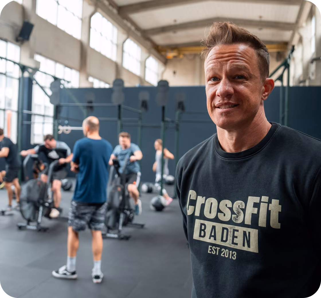 Lächelnder CrossFit-Athlet während des Gruppentrainings