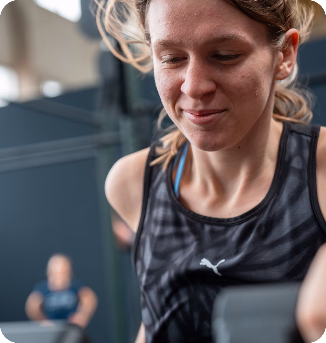 CrossFit-Trainerin während einer Trainingseinheit