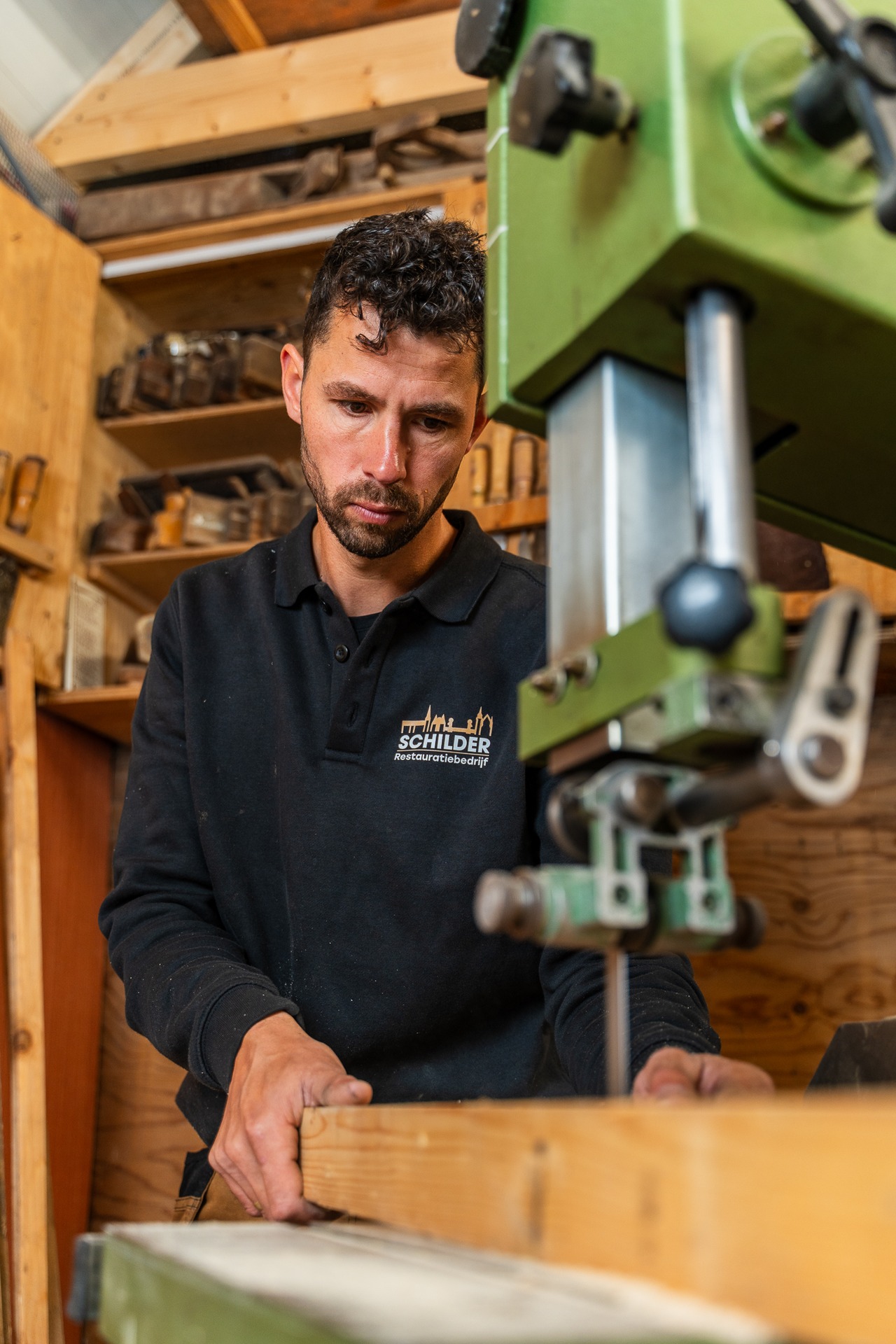 Henk-Jan zaagt hout op maat aan de lintzaag in de eigen werkplaats