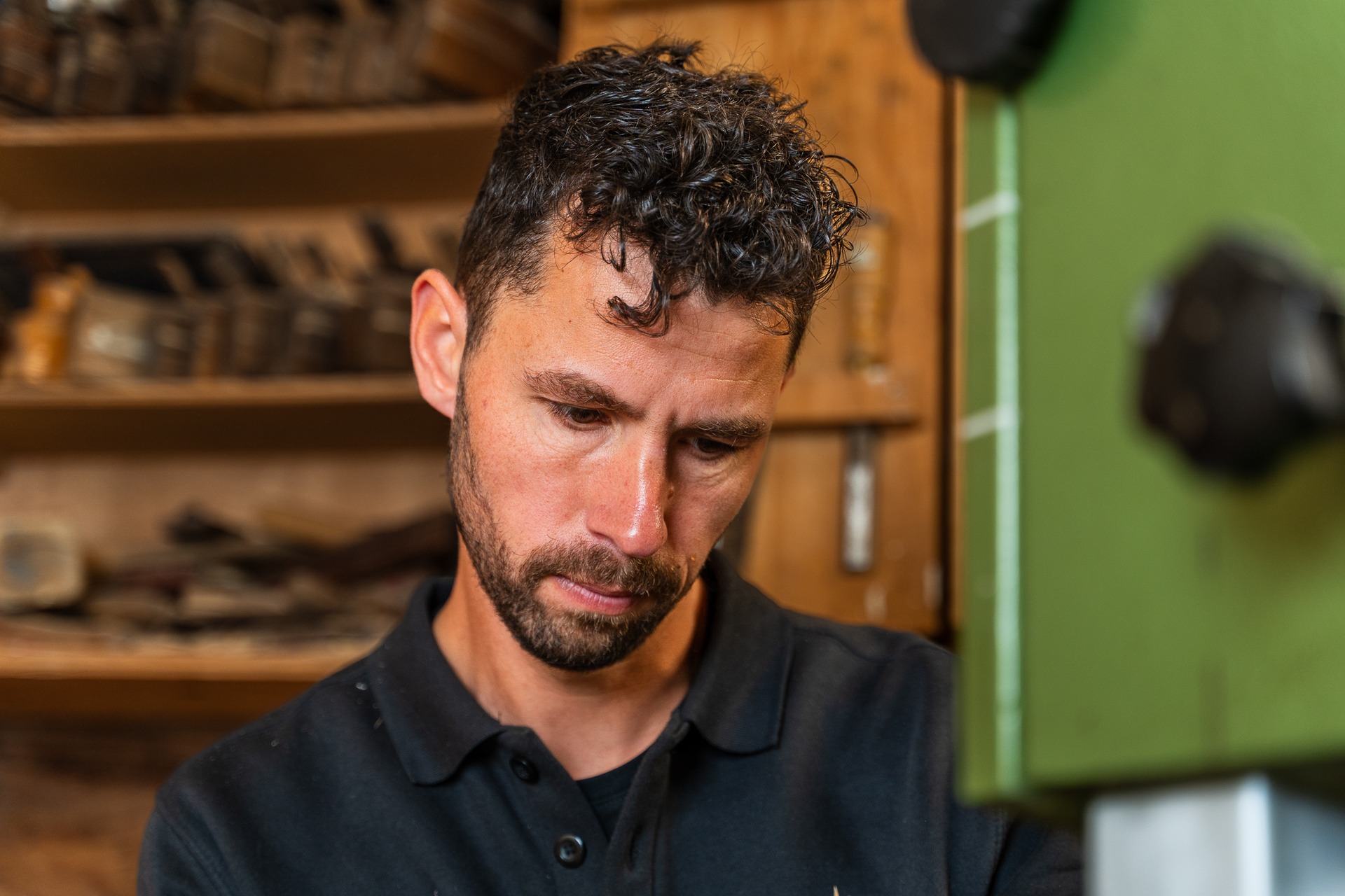 Portret van Henk-Jan in de werkplaats van Restauratiebedrijf Schilder