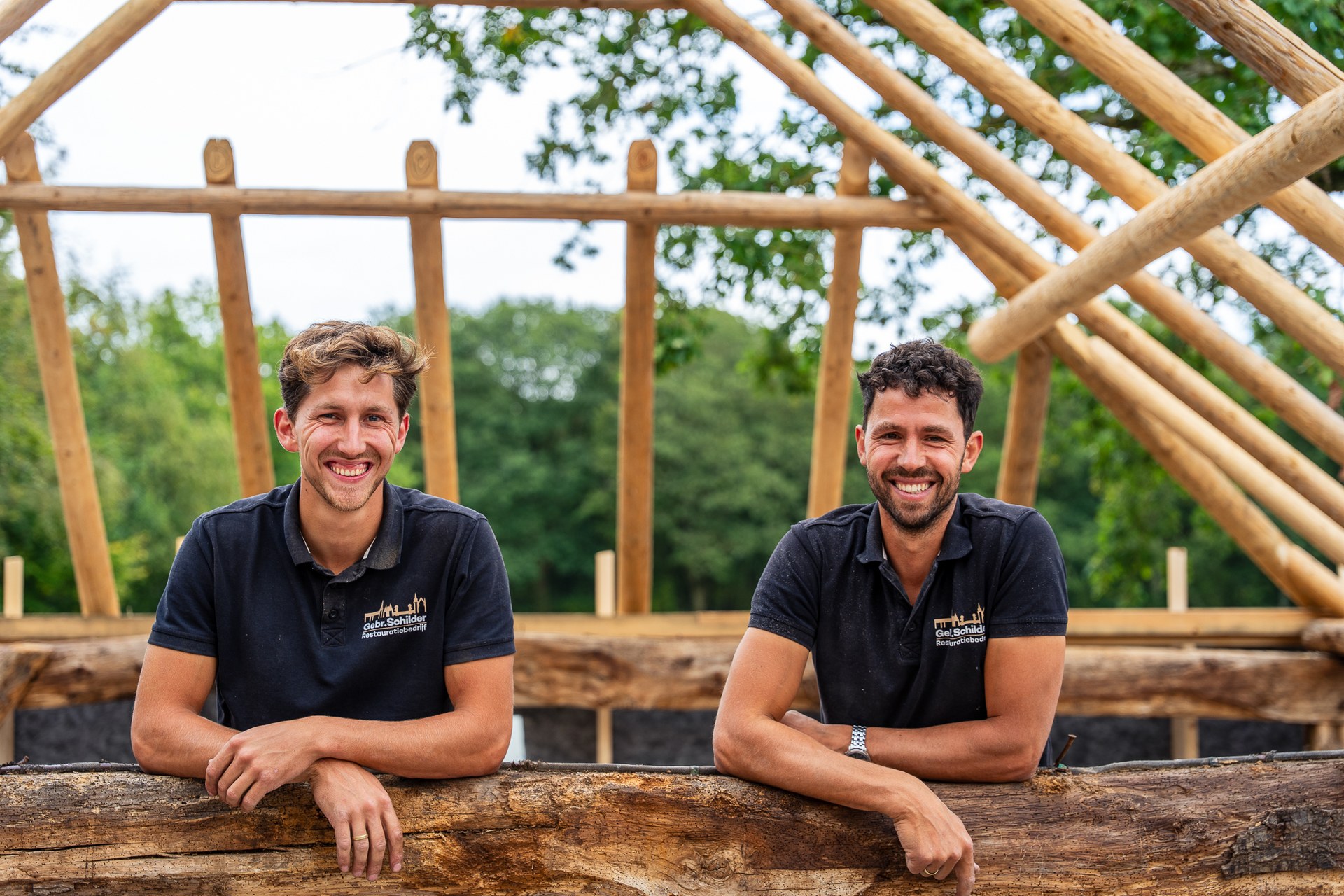 Broers Henk-Jan en Riekelt van Restauratiebedrijf Schilder bij een nieuwe kapconstructie