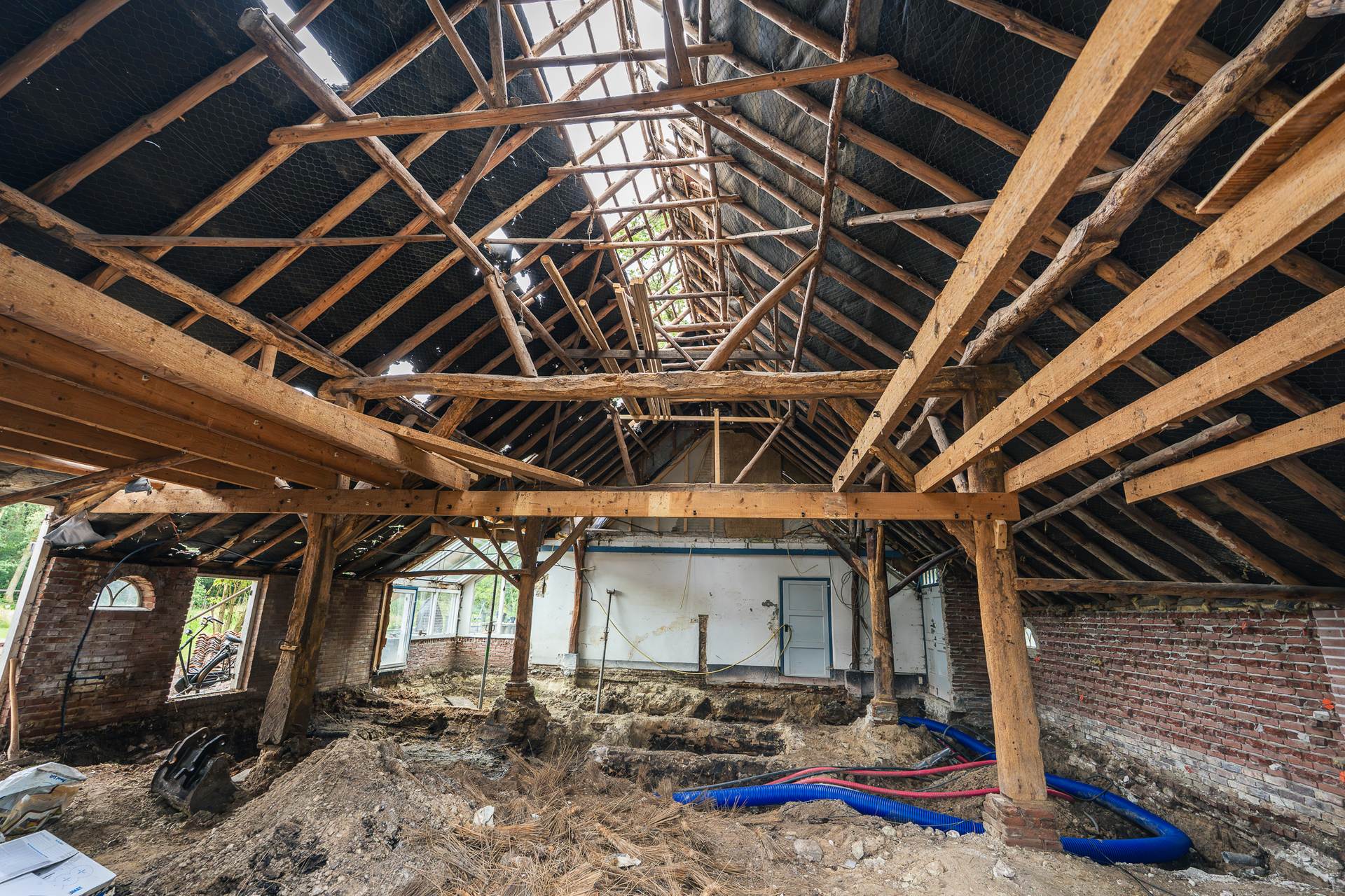 Open kapconstructie van een oude boerderij tijdens de restauratie