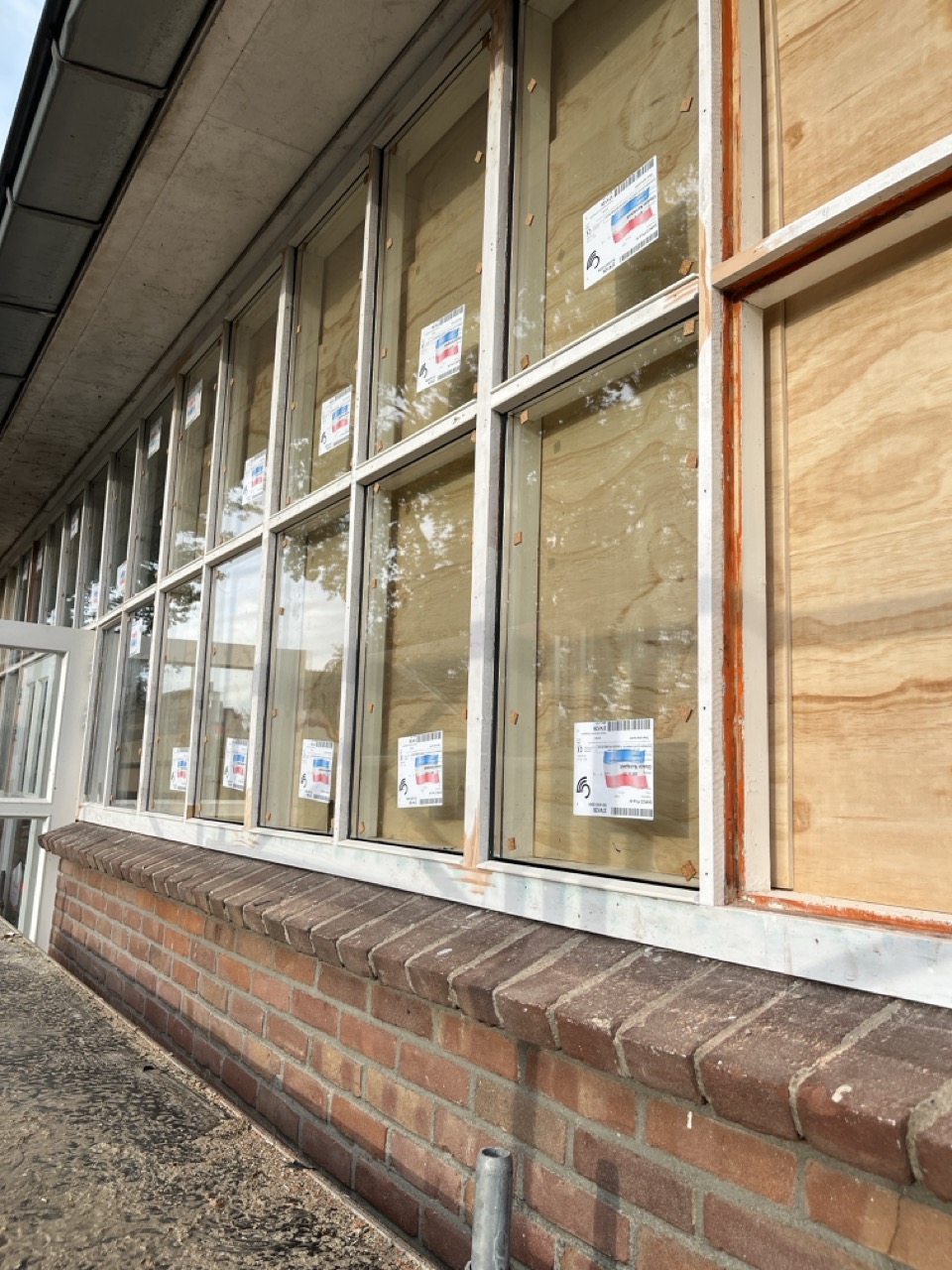 Nieuwe beglazing in houten kozijnen tijdens de verduurzaming van een pand