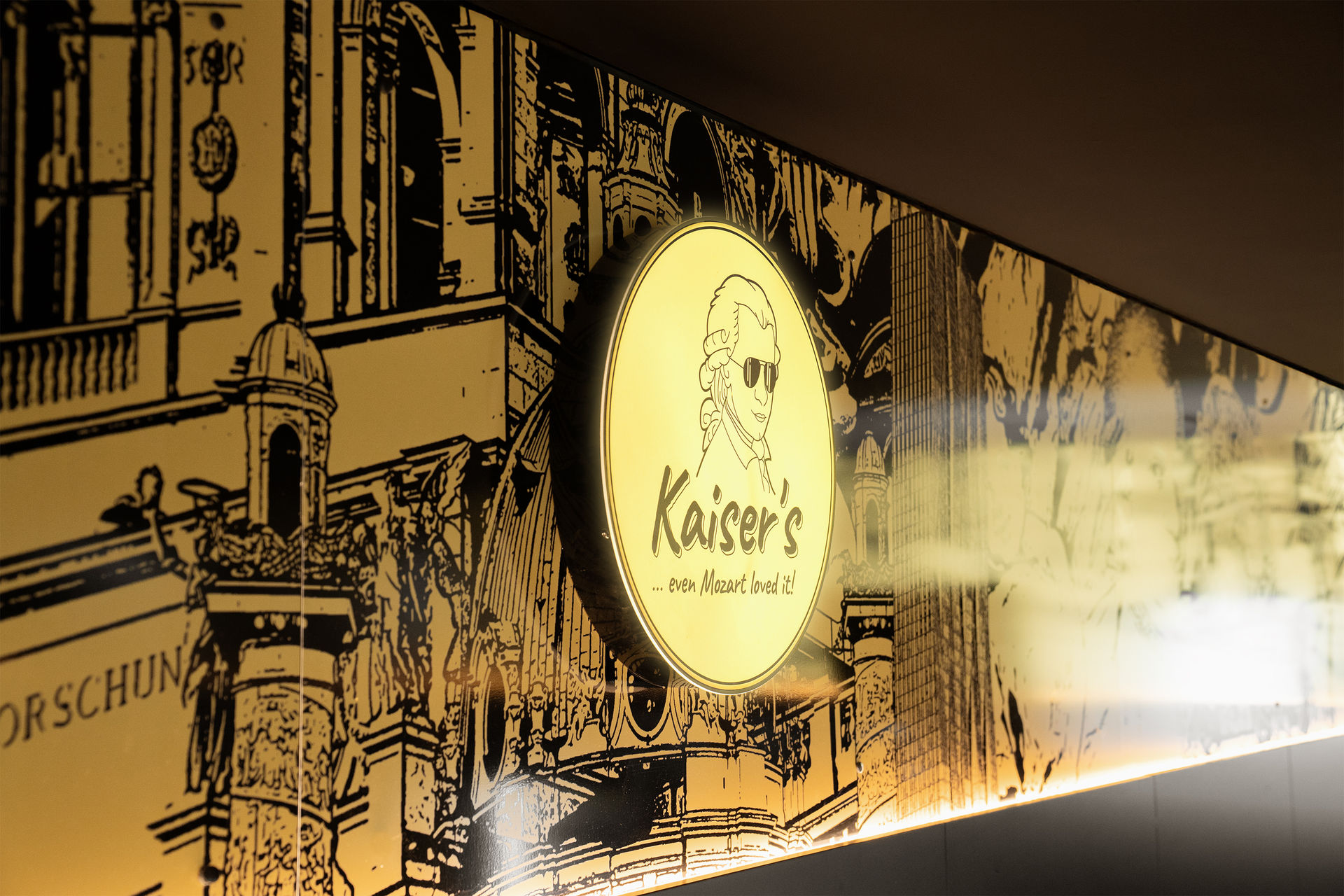 تفاصيل ورق حائط Kaiser's مع الشعار