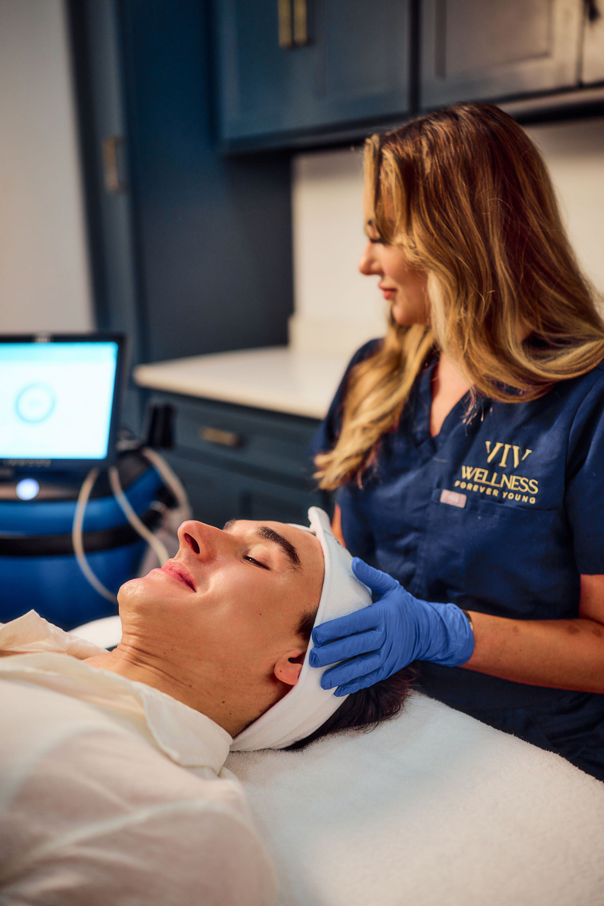 VIV Wellness provider treating a male patient in Dallas