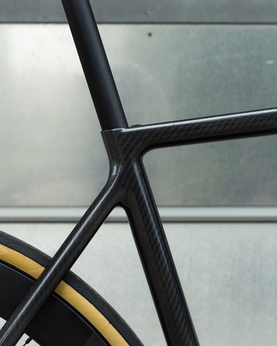 The seatstay junction of the Aequus, continuous carbon with no bonded lug
