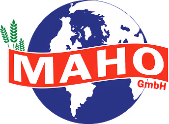Logo mit einer stilisierten blauen Weltkugel und rotem Banner, das den weißen Schriftzug 'MAHO' trägt, mit einem kleinen 'GmbH' in Rot und grünen Ähren rechts neben der Weltkugel.