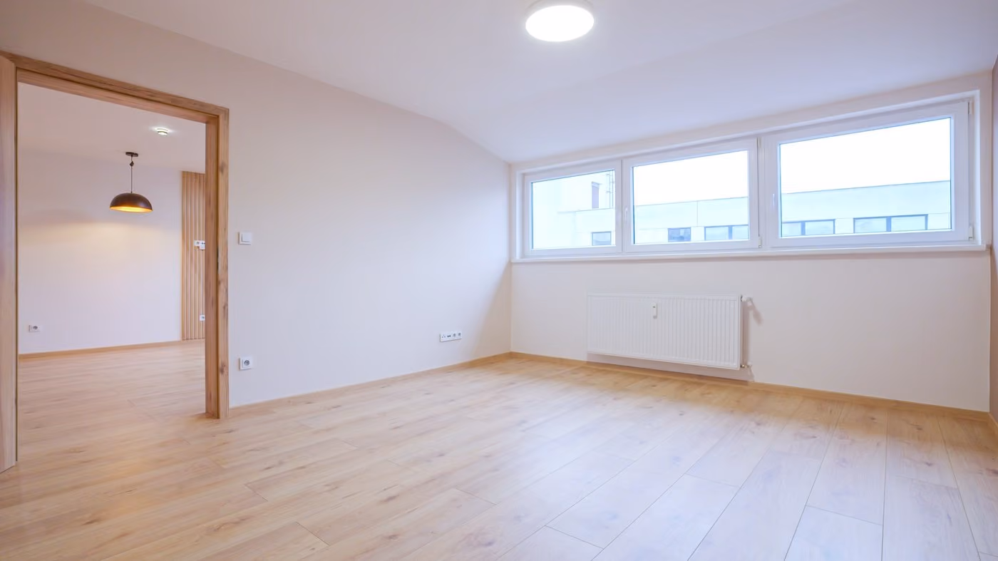 Světlý obývací pokoj nemovitosti připravené k prodeji
