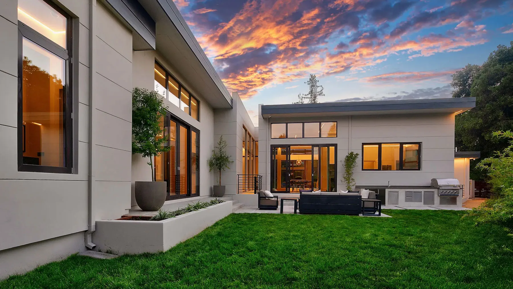 Featured image illustrating energy-efficient and sustainable building design, highlighting modern eco-friendly construction techniques.