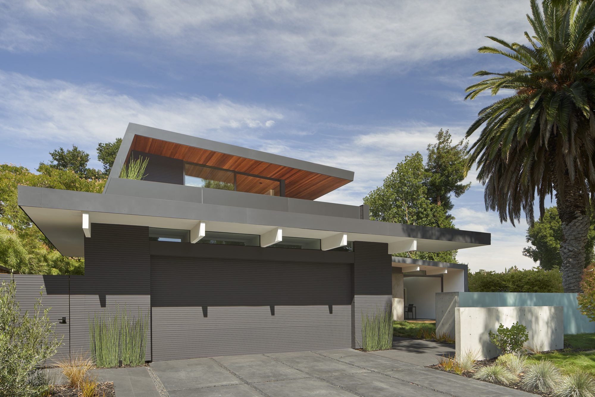 Edgewood Drive, a new build in Palo Alto by Greenberg, the cantilevered roof over the pool
