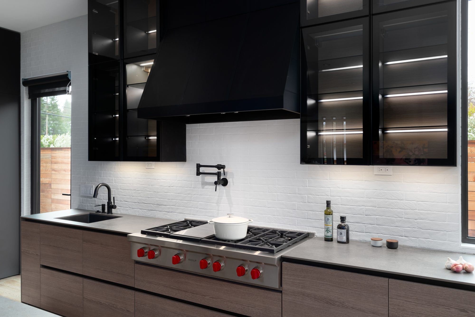 Stockbridge, a new build in Redwood City by Greenberg, the range and hood