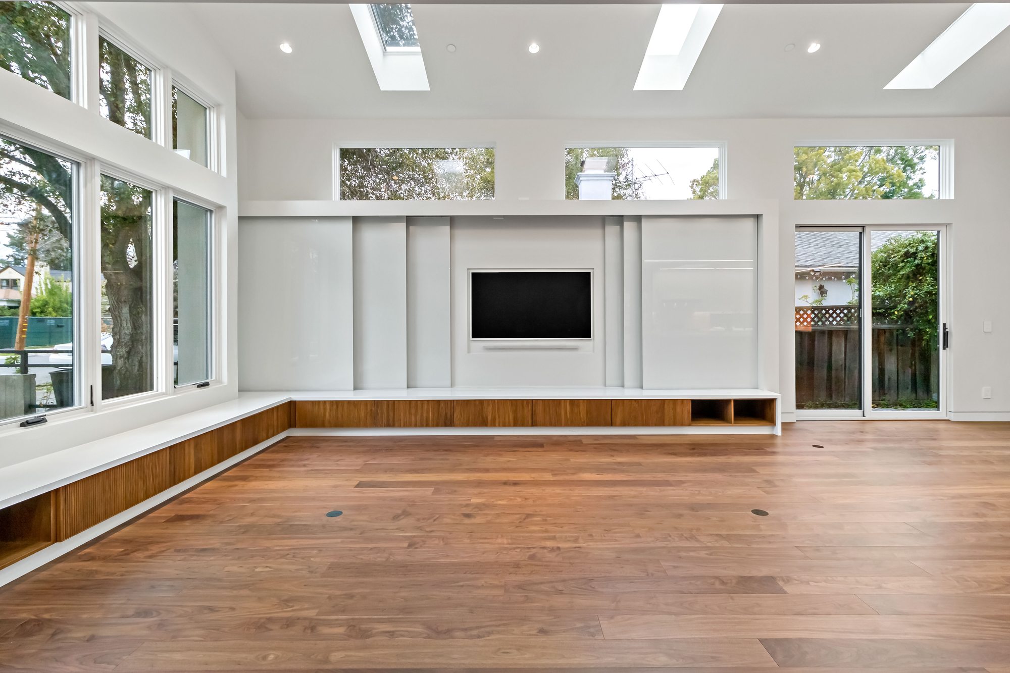Santa Rita, a new build in Palo Alto by Greenberg, the living room and its built-in media wall