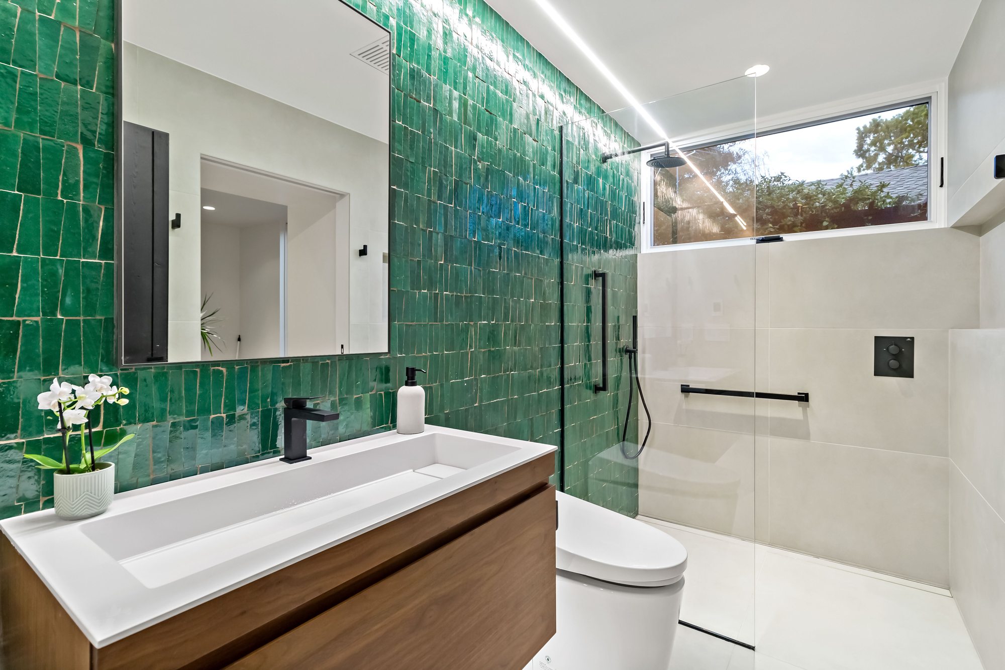 Santa Rita, a new build in Palo Alto by Greenberg, the green tiled bathroom and walnut vanity