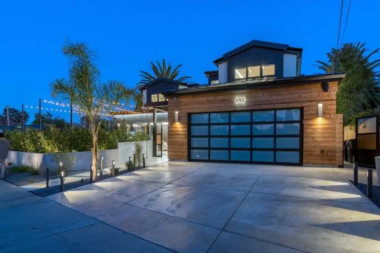 The home features stucco and wood walls and a metal roof. Photo by Boaz Meri courtesy VRchitects.