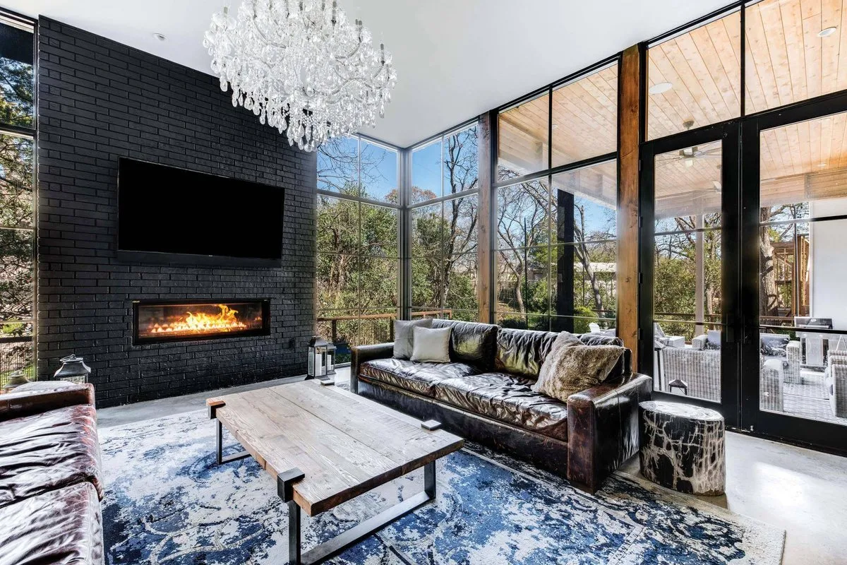 Floor to ceiling glazing in a finished Greenberg living room