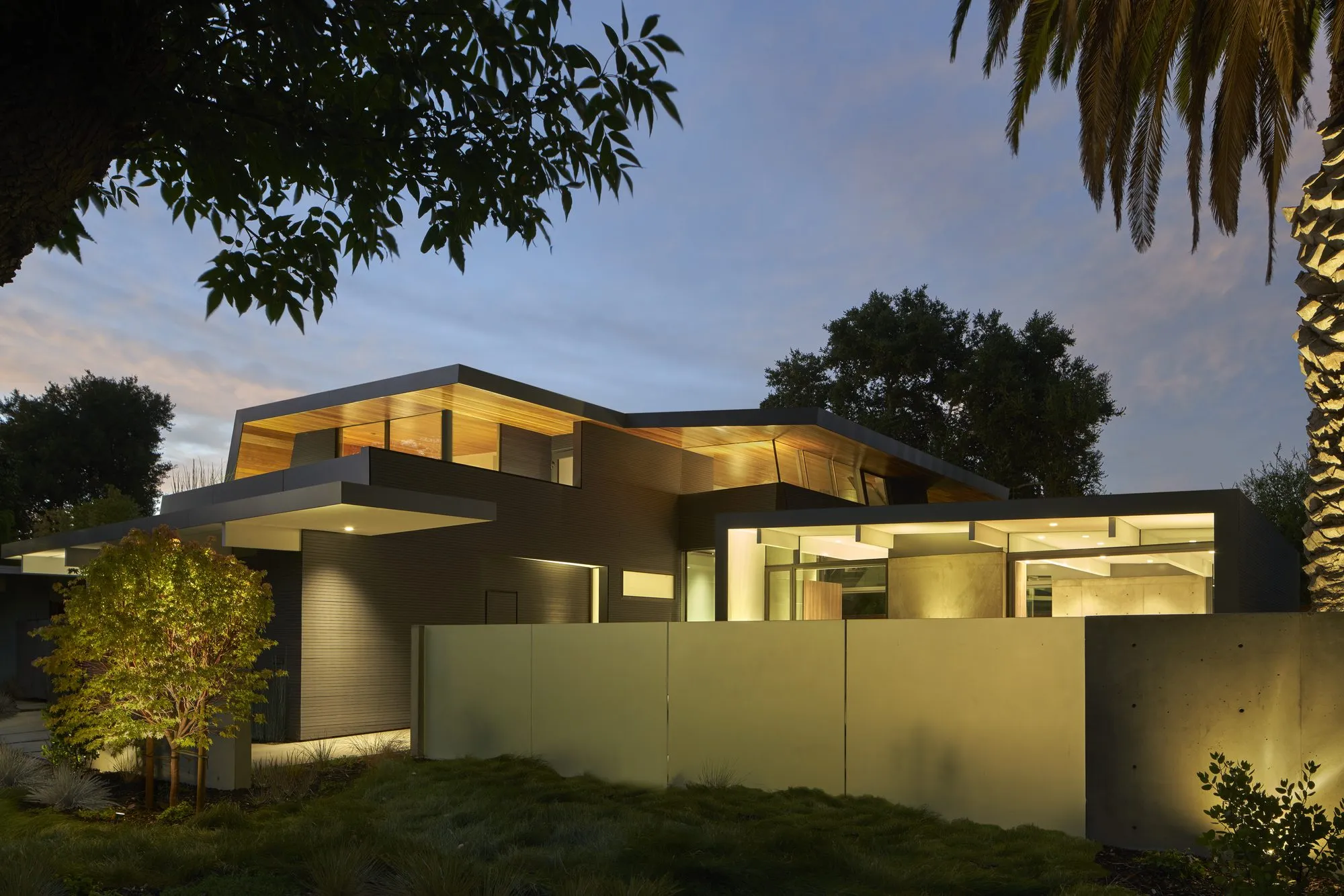 Edgewood Drive, a new build in Palo Alto by Greenberg, the house at dusk