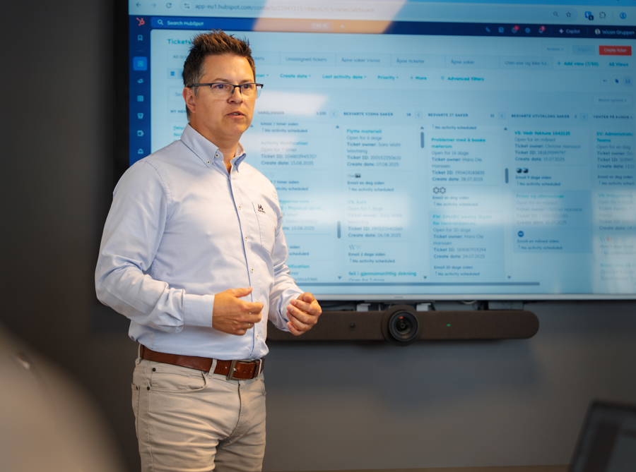 Andreas Løvås presenterer KI-rådgivning på skjerm