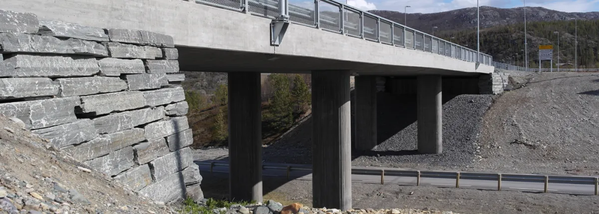 Betongbru med skifermur langs nye E6 vest for Alta.