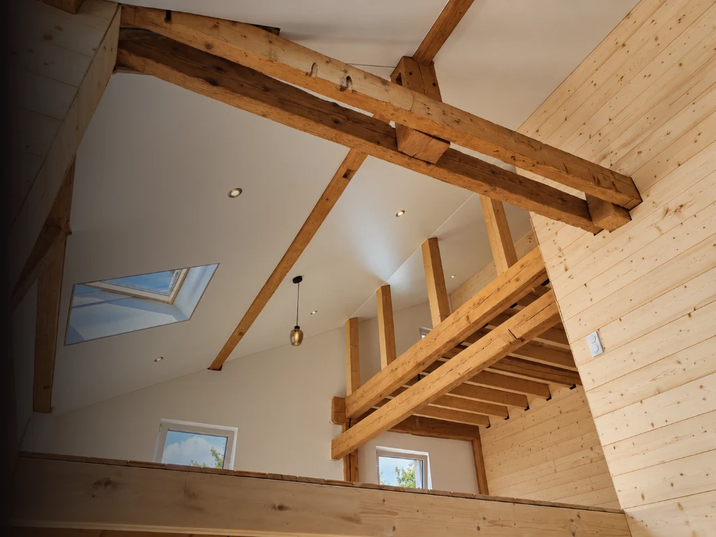 Plafond sous des combles à Villers, en hauteur, autour de poutres et de velux