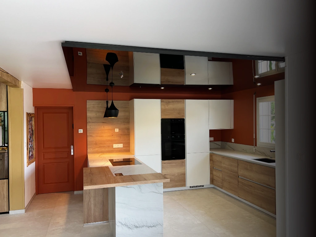 Plafond acoustique noir laqué dans une cuisine posé par 3D Plafond tendu
