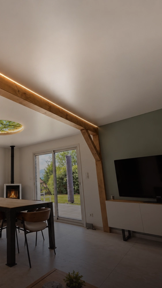 Plafond acoustique dans un grand séjour ouvert