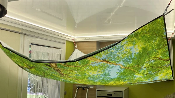 Installation en cours d'un plafond tendu imprimé