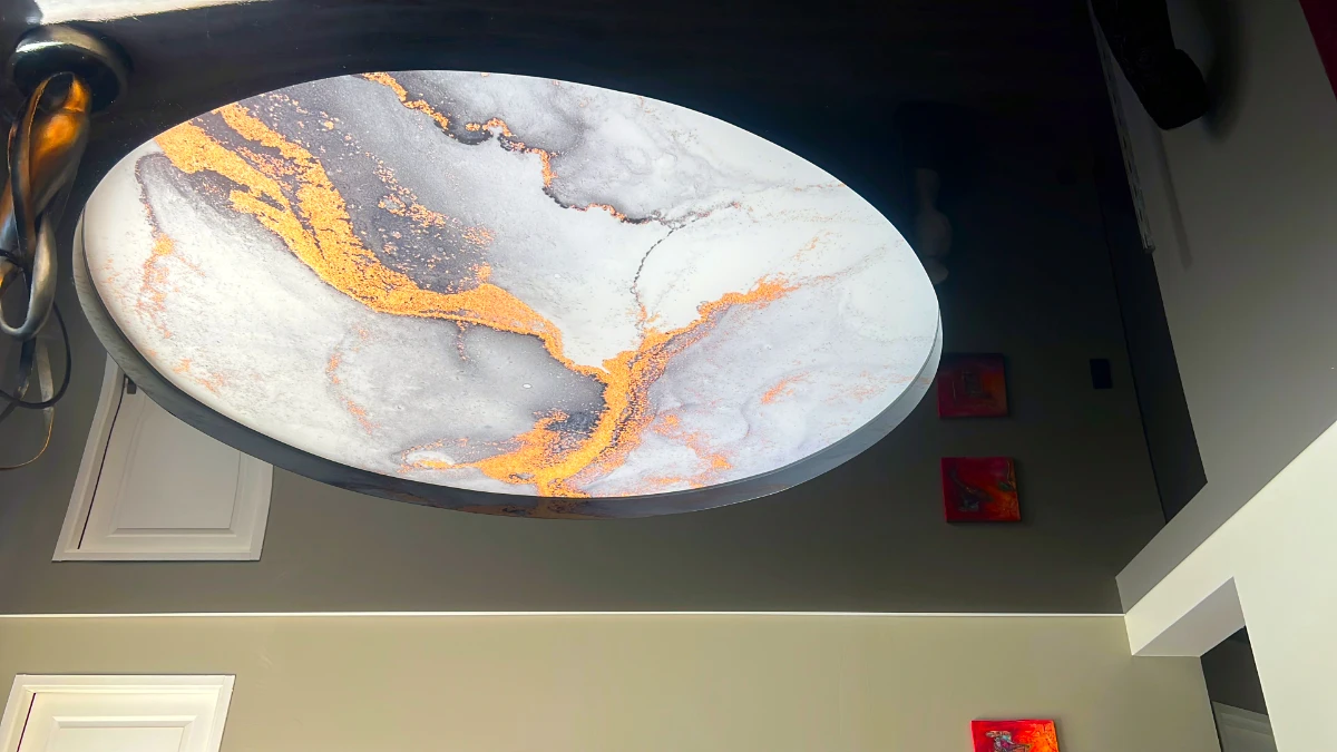 Décor de marbre dans un plafond tendu à Dole