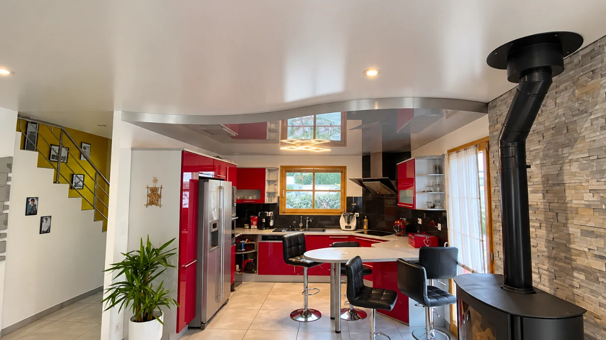 Plafond tendu acoustique dans une pièce de vie