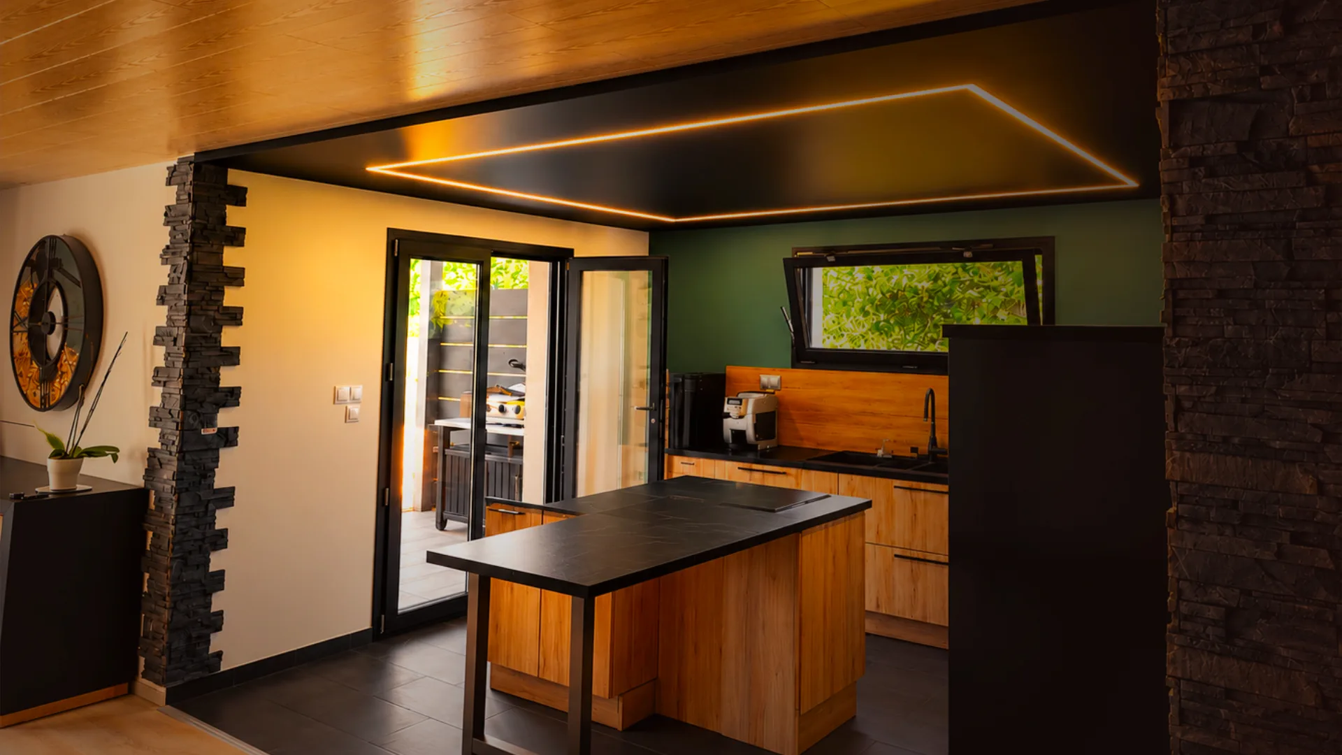 Plafond tendu avec intégration d'une bande lumineuse dans une cuisine
